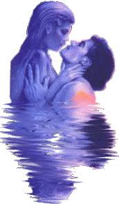 Zakochani w wodzie namiętnie się całują